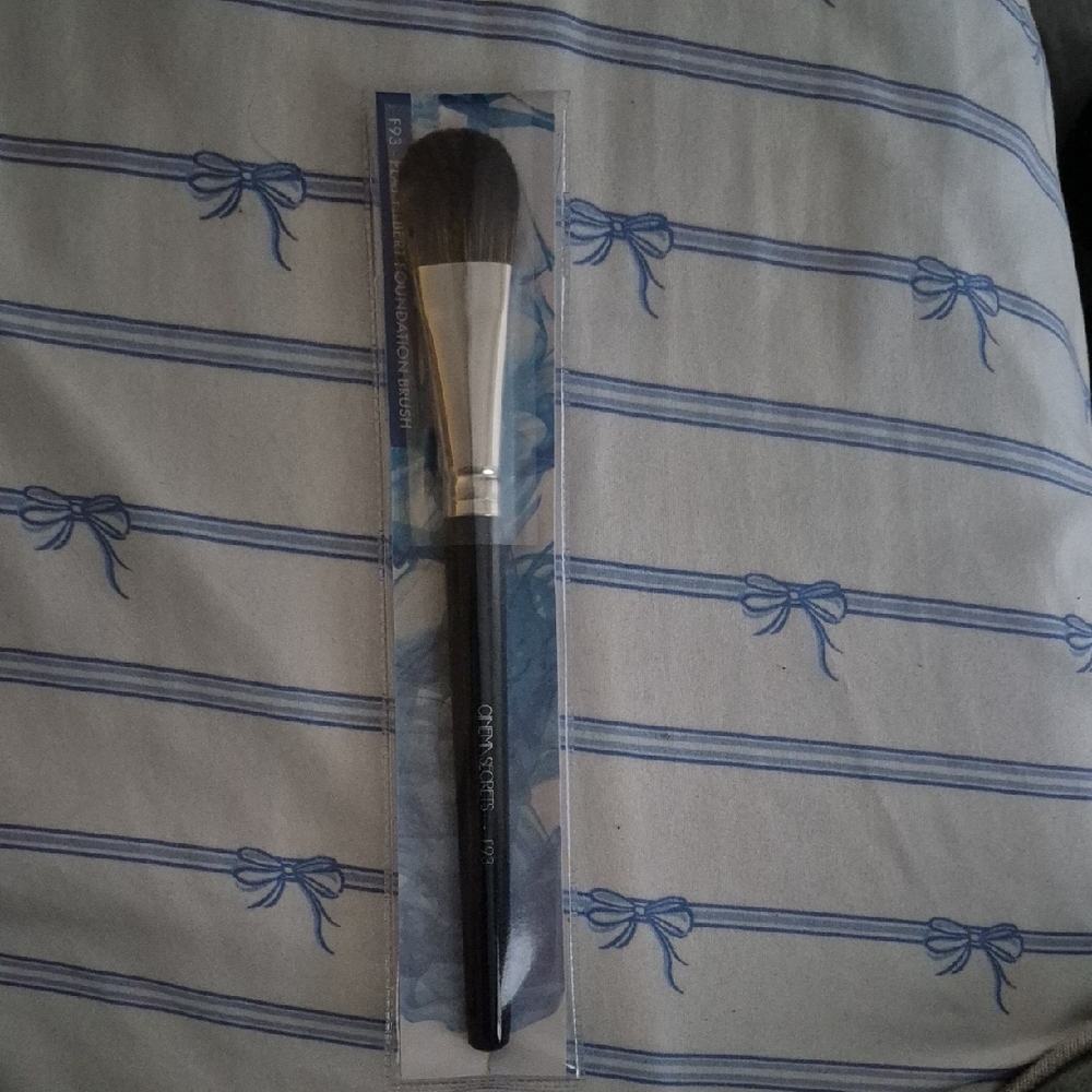 Cinema Secrets Foundation Brush